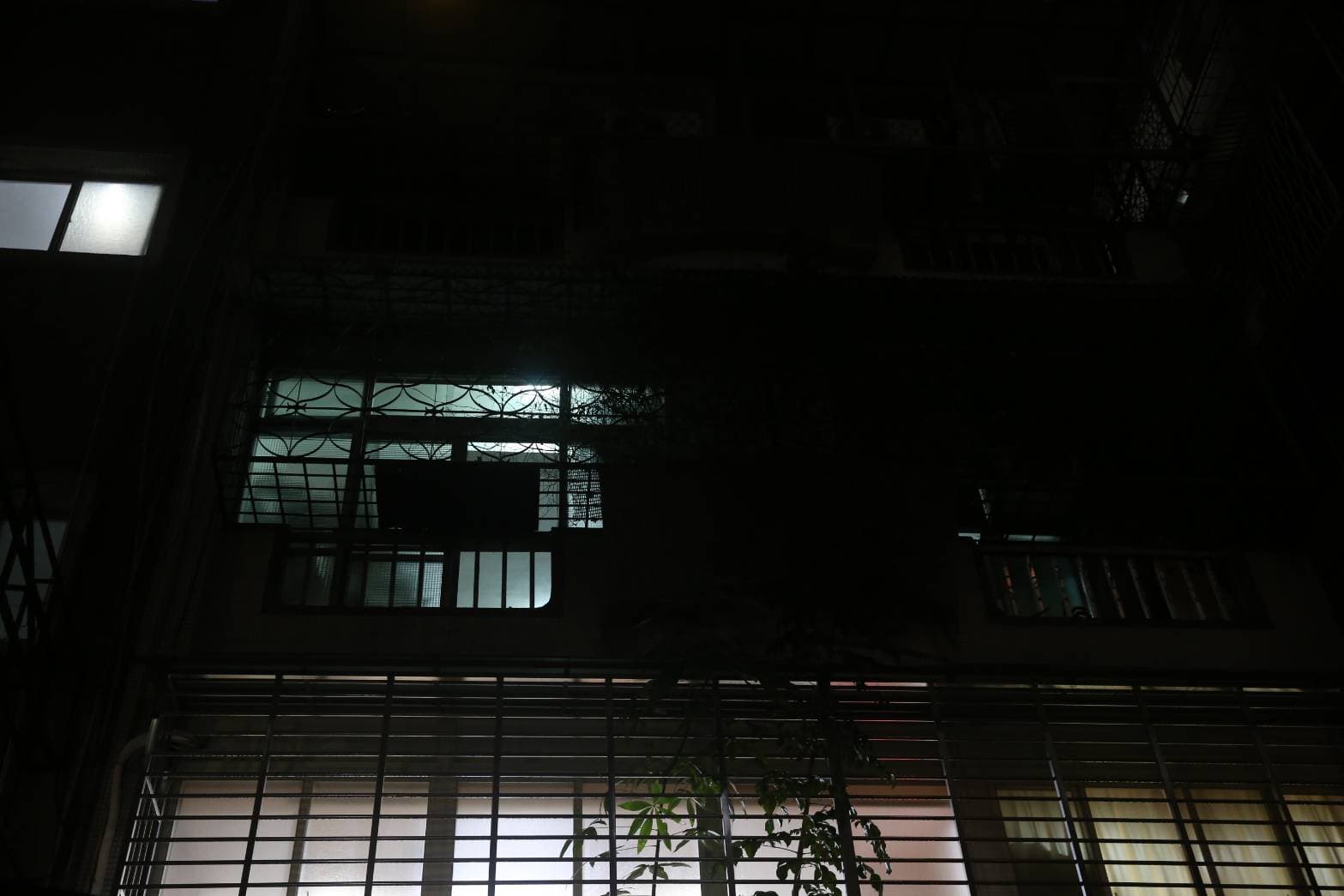 鄰居透露，死者大哥曾詢問垃圾車何時來，且被目擊曾凌晨拖行李箱。