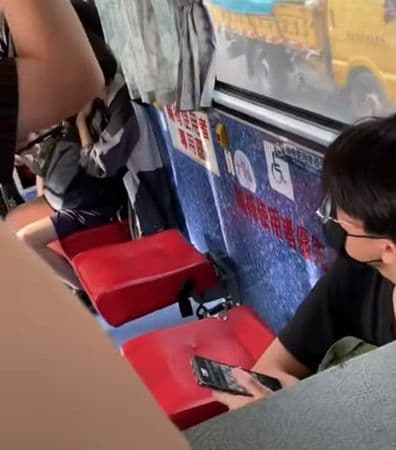 該名老人身後還有2個空位。（翻攝自爆料公社）