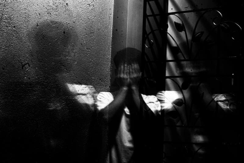 男子後來得知對方不僅是個53歲的大媽，還是有個孫子的「奶奶」，氣的直接拿刀朝大媽心臟刺下去。示意圖（圖片來源：pexels）
