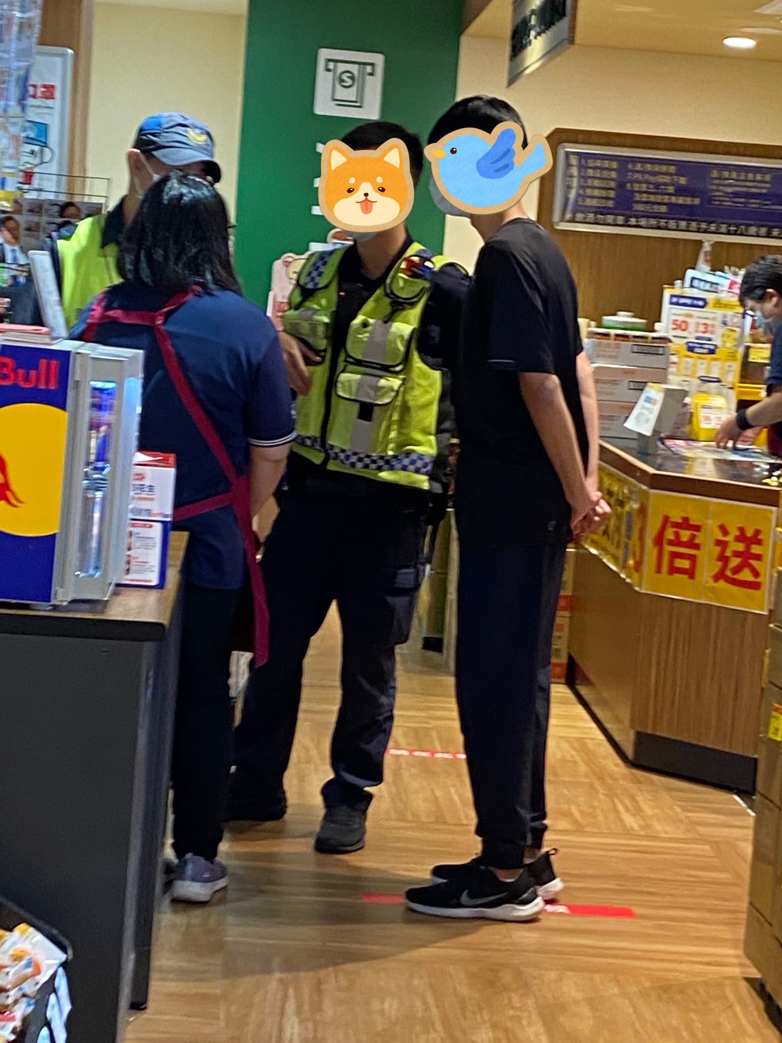 員警到場時，中年男子見大勢已去，直接落跑。（翻攝「全聯消費經驗老實說」社團）