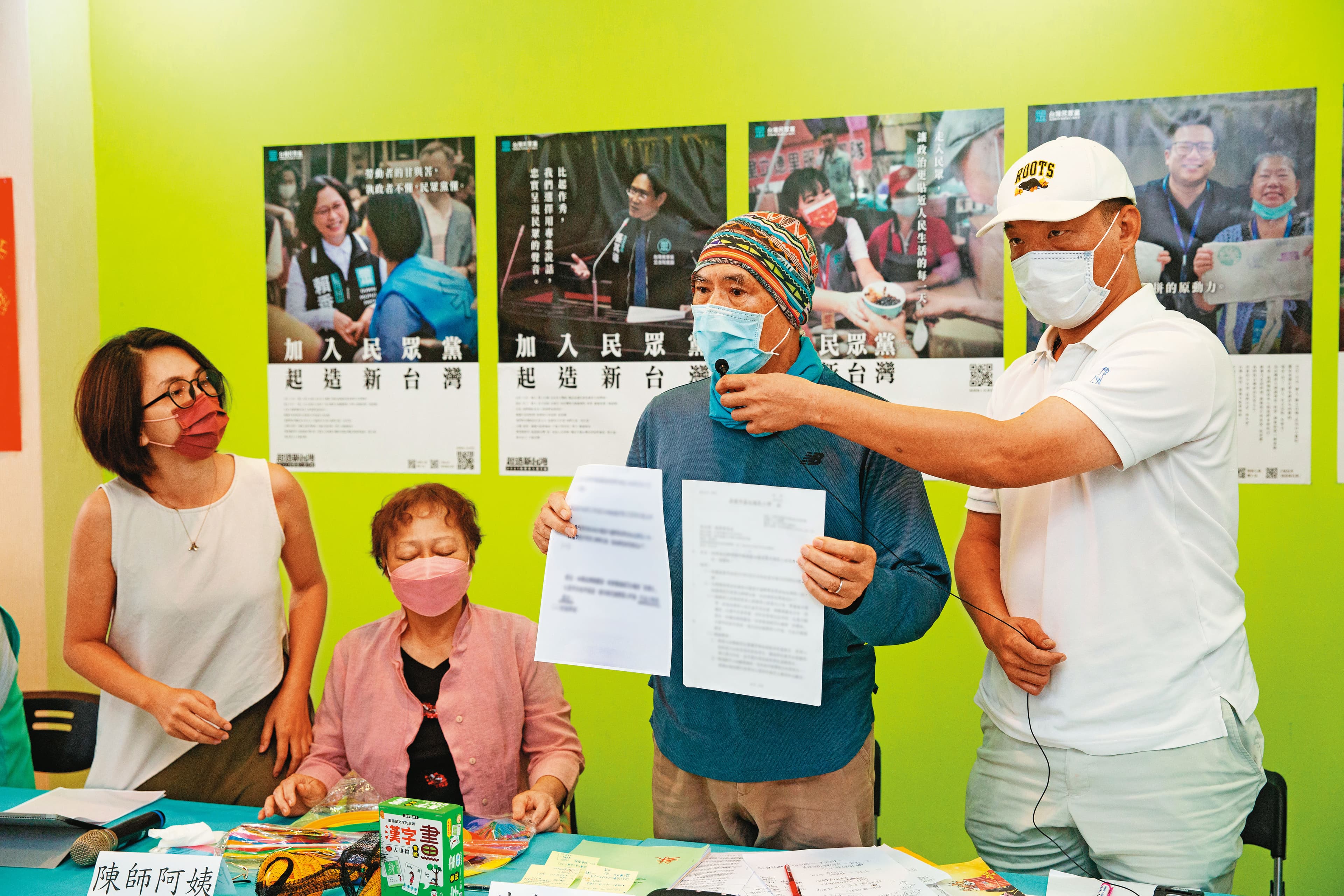 今年5月，陳老師的家屬召開記者會，控趙姓前校長再度報名校長遴選，當時關於死者死因的調查報告被流傳，卻將校長「濫用職權」等字眼消失。家屬呼籲市府，別讓校長回任。圖左起為代課暨代理教師工會發起人黃湘仙、死者阿姨、姨丈、哥哥。