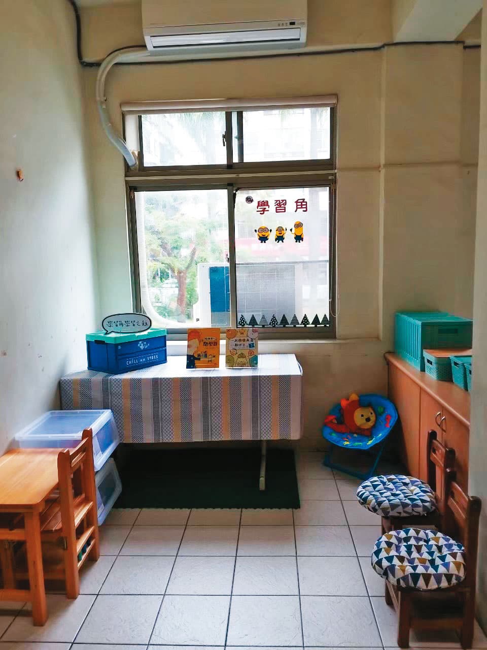 陳老師精心布置「學習角」，左側箱子內放著教案、繪本，開學日也置放相關主題繪本。圖為她去年上傳家族群組的照片。（家屬提供）