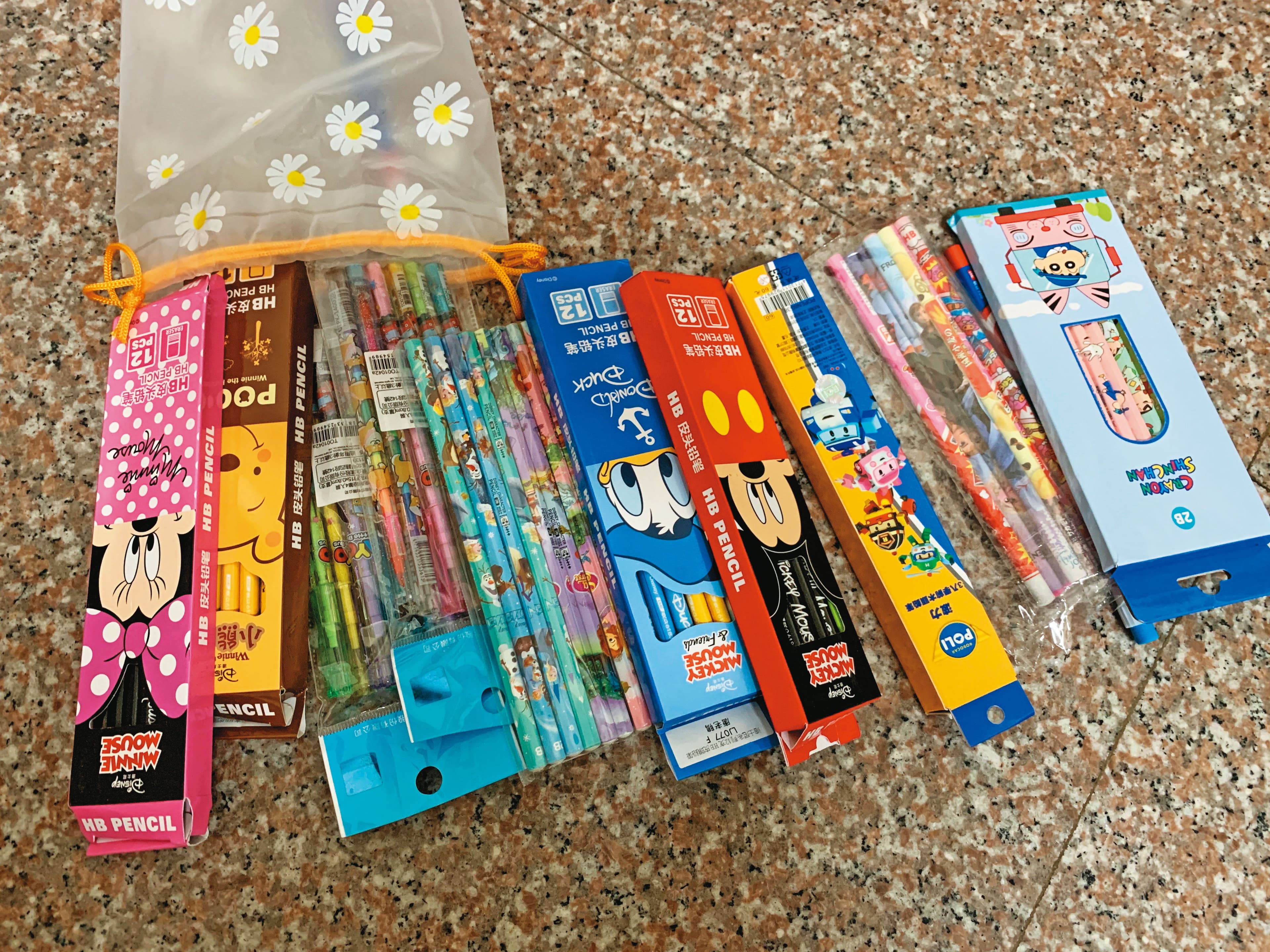 陳老師的家屬說，她常自費買教具、繪本。圖為她留下的大批文具。（家屬提供）