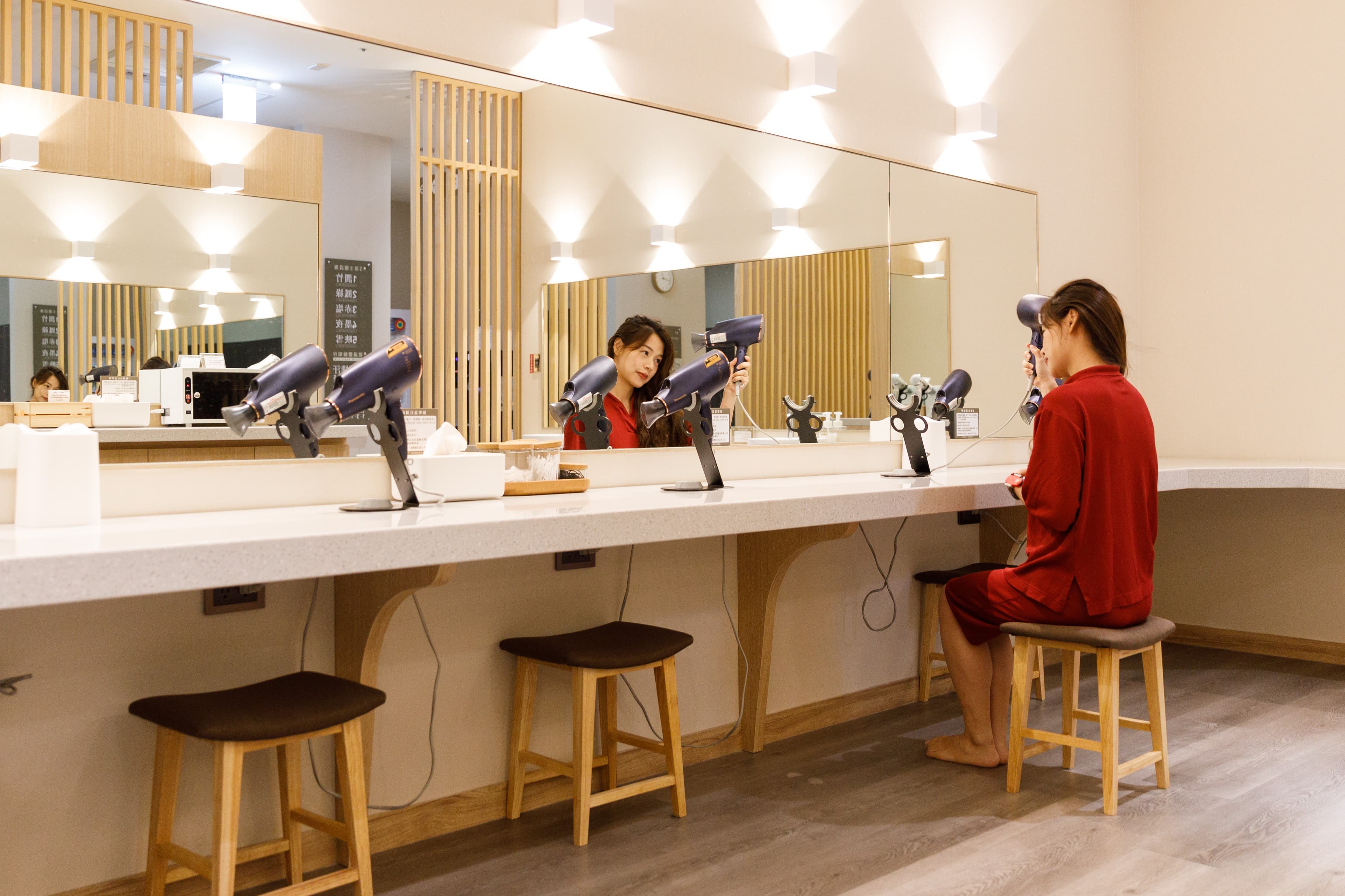 館內衛浴設備十分完善，更衣區裡吹風機、棉花棒、梳子一應俱全。