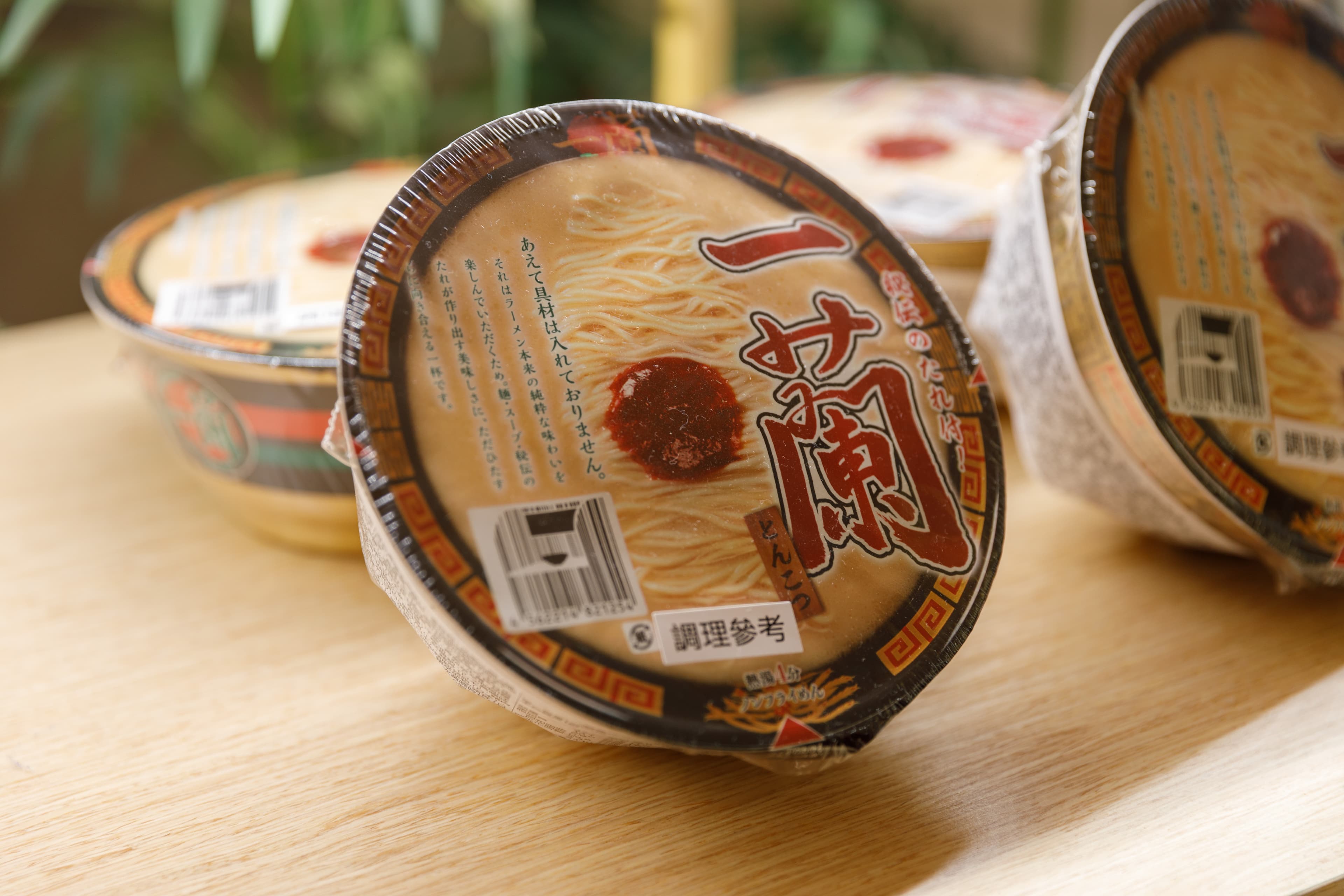 小賣店販售各式日式小物與點心，還有「一蘭拉麵」可飽腹。（259元／碗）