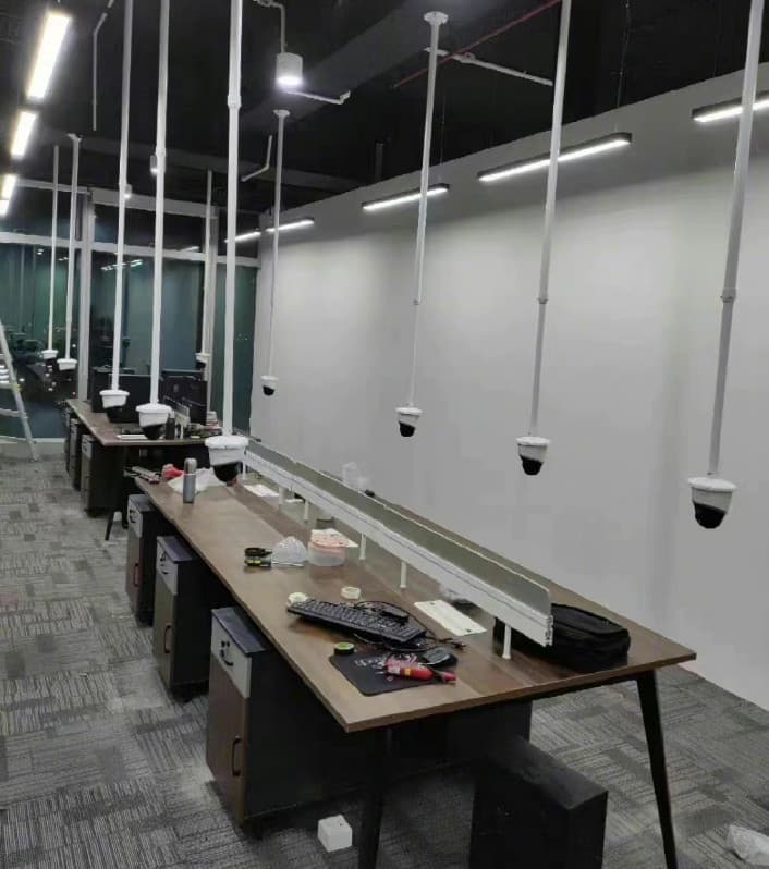 中國曾發生公司在員工位置上方裝設監視器監控員工。（翻攝微博）