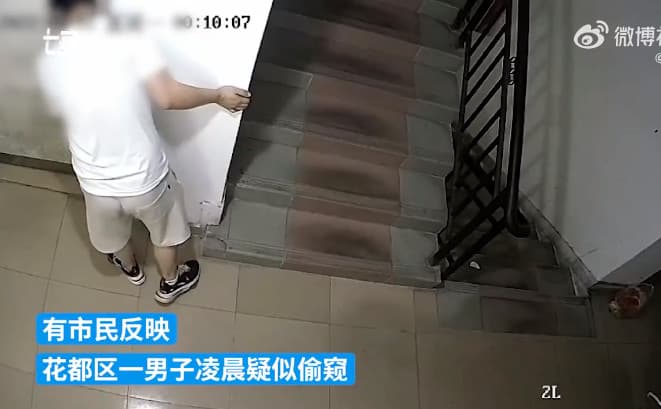 男子深夜貼在住戶門上偷聽。（翻攝自《沸點視頻》）