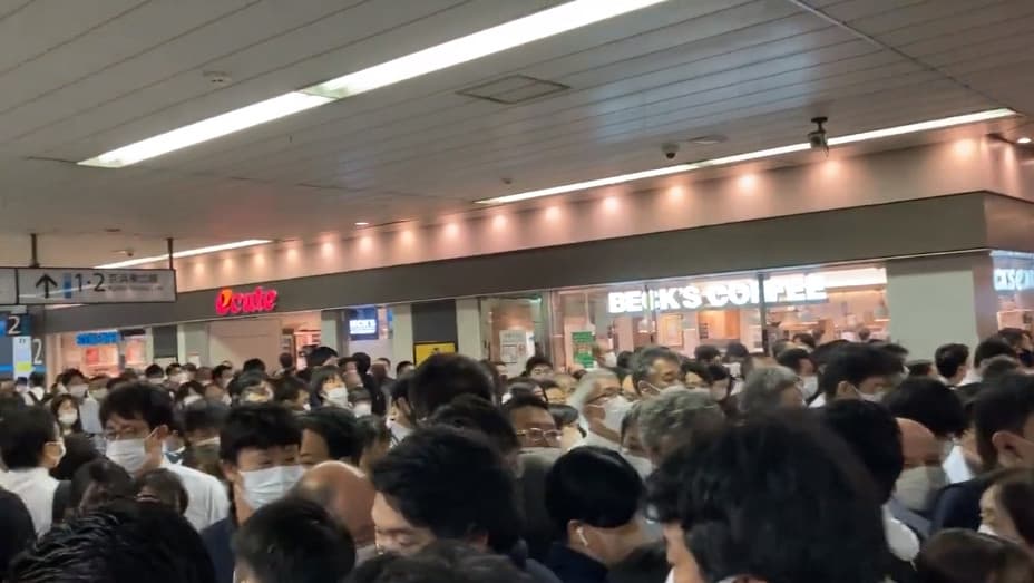 日本民眾在社群網站紛紛上傳站內影片、照片，可見站內人潮擁擠。（翻攝推特）