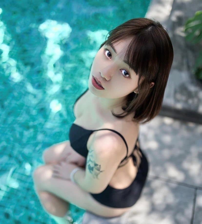 原PO在PTT加碼放送妹妹性感泳裝照，讓鄉民暴動狂喊大舅子。（翻攝PTT）