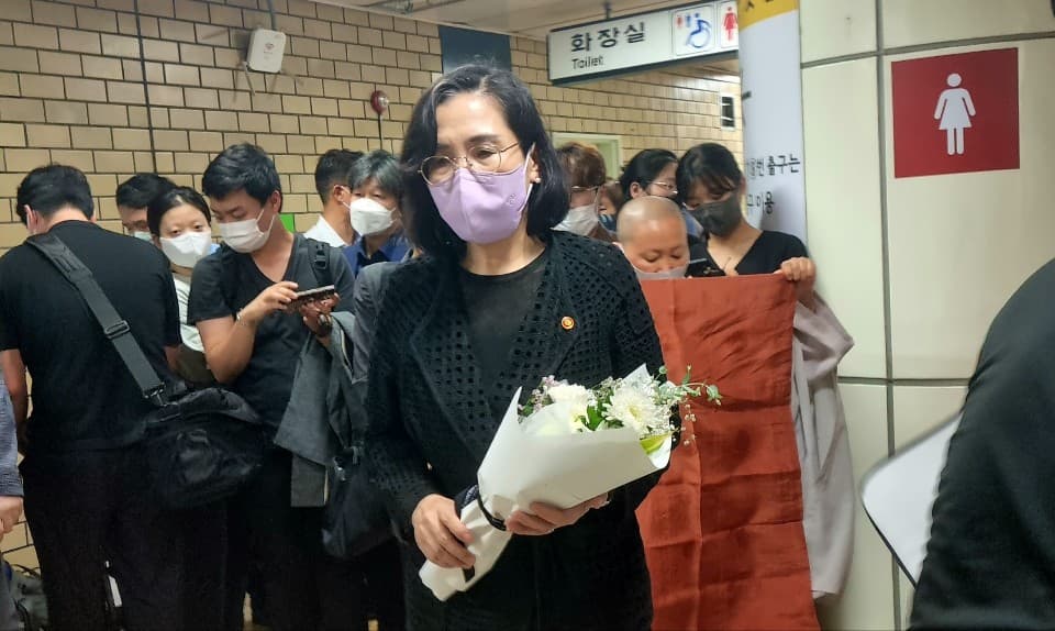 新堂站謀殺案再次引發南韓討論是否為「厭女」,女性家族部長金賢淑(김현숙,音譯)認為,這並非一起厭惡女性的犯罪。(翻攝自@wnewskr推特)