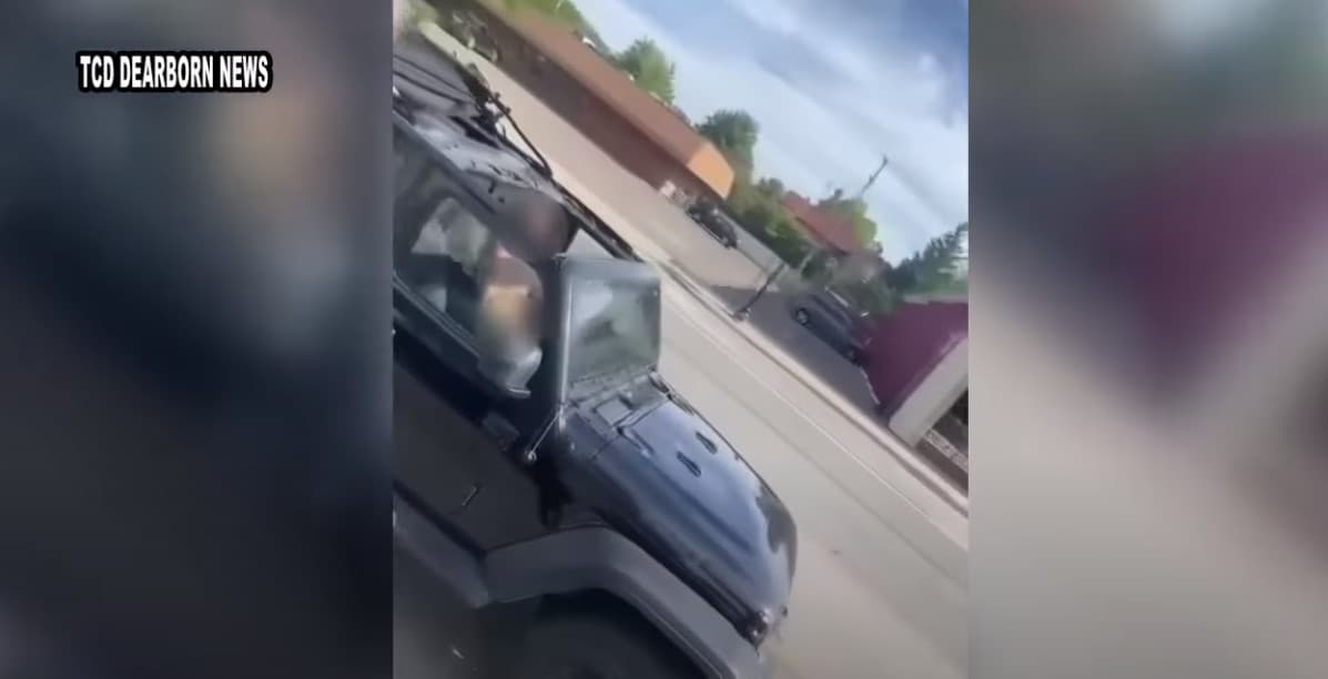 卡車司機開車時發現車外的吉普車駕駛竟裸體，而且還邊開車邊自摸。（翻攝FOX 2 Detroit YouTube）