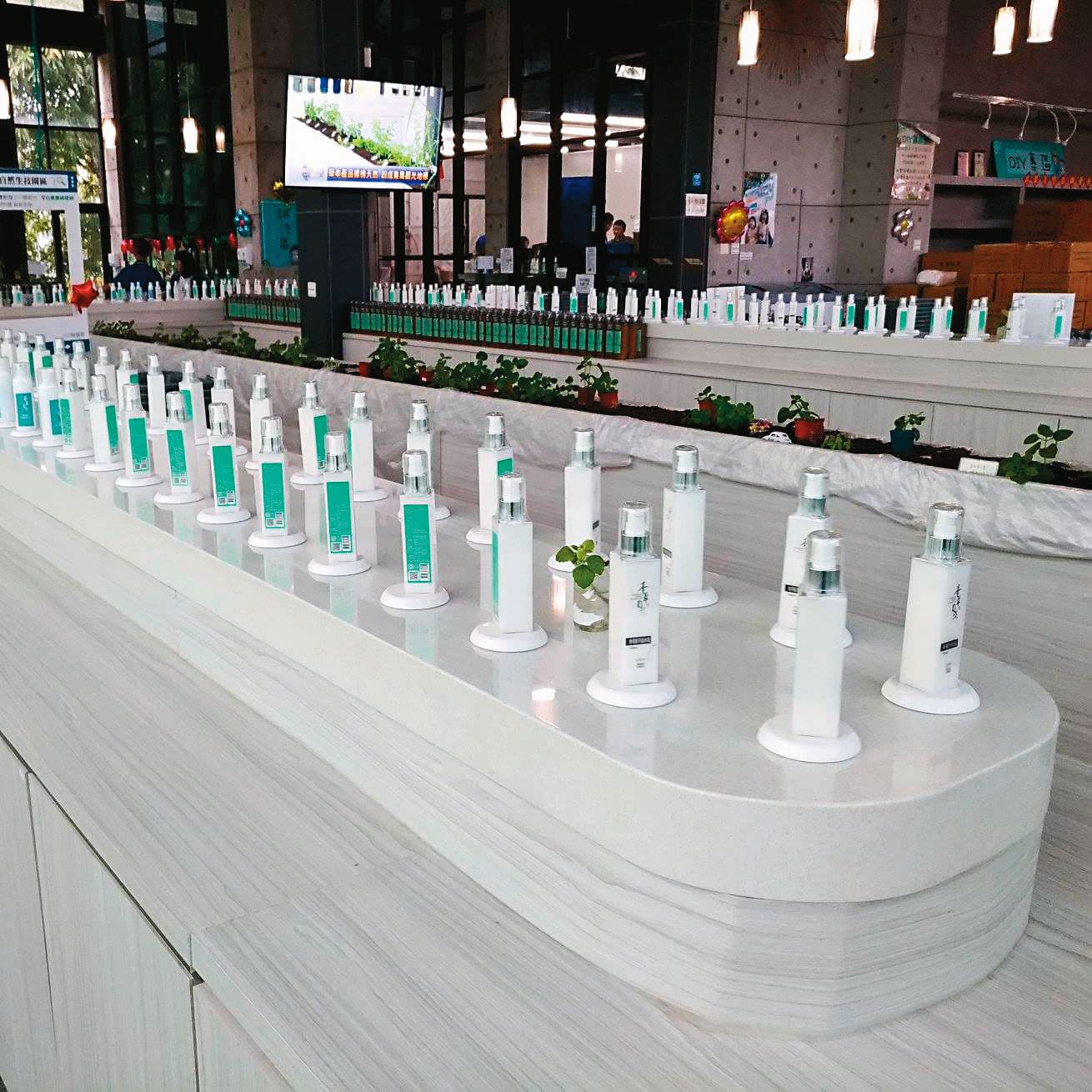 鴻匠的磁力式動態展示台可應用於各種領域，例如美妝保養品，且軌道為隱藏式，視覺上更簡潔。（翻攝鴻匠官網）