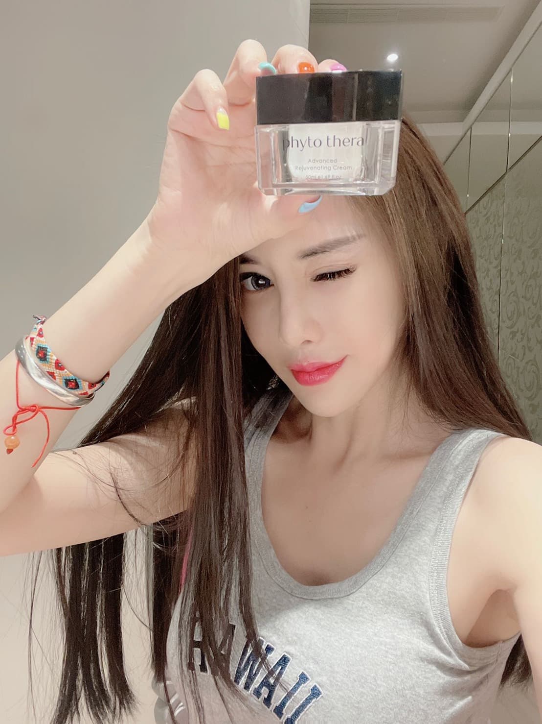 吳玟萱近日接下醫美品牌弗朵他業配，對於產品可拉提、緊緻下顎、並修護撫平頸紋效果非常滿意。（吳玟萱提供）