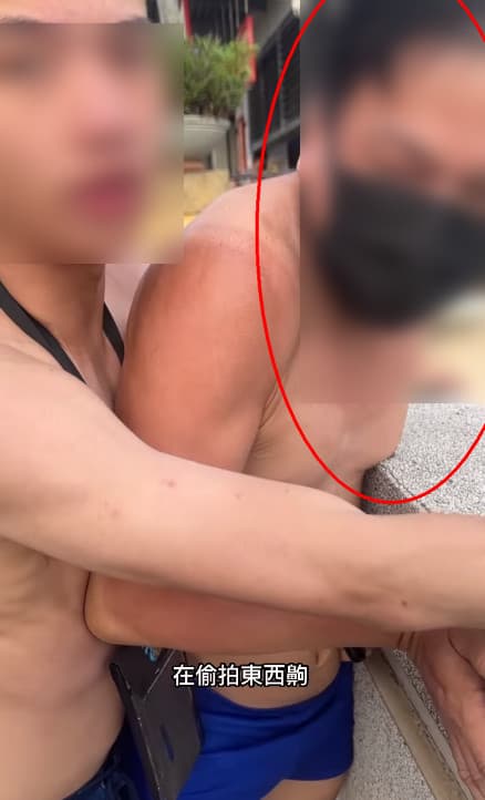 遭偷拍的女生男友率朋友上前阻攔男子偷拍，試圖要對方交出手機。（翻攝IG@shaoyun0701）