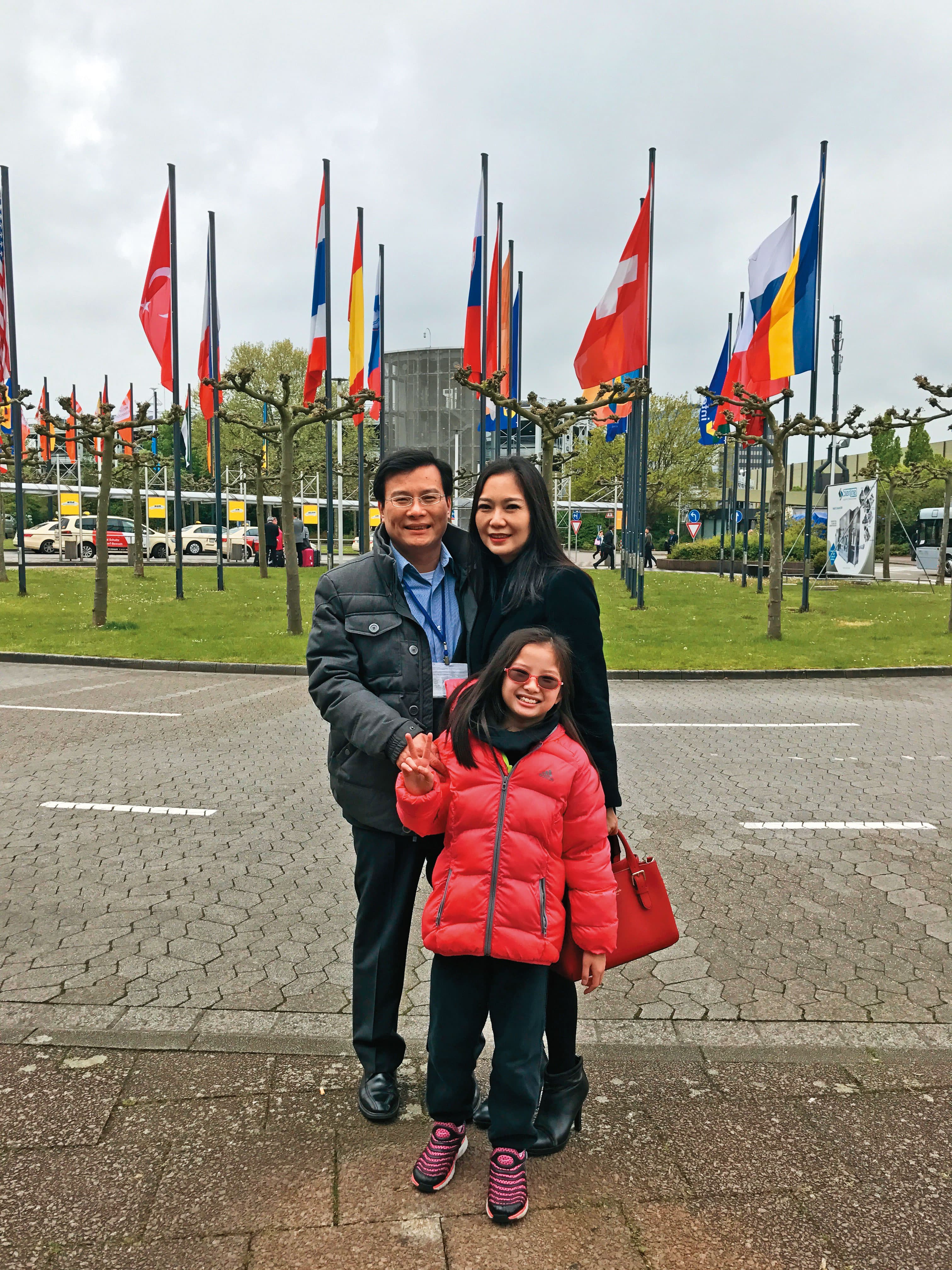  顏德新與林靜宜為皇將科技赴歐洲參展時，帶小女兒同行，讓她了解爸媽工作辛苦的一面。（顏德新提供）