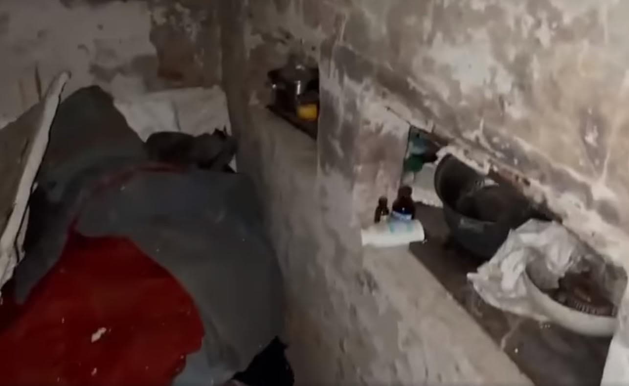 俄軍實施酷刑場所曝光，關押平民戰俘的地點髒亂。（翻攝推特@The5HbK）