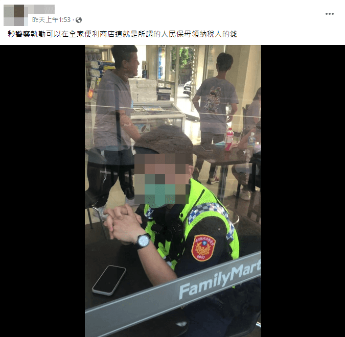 網友偷拍員警在超商休息的畫面，卻慘遭撻伐。（圖：翻攝《爆廢公社公開版》）