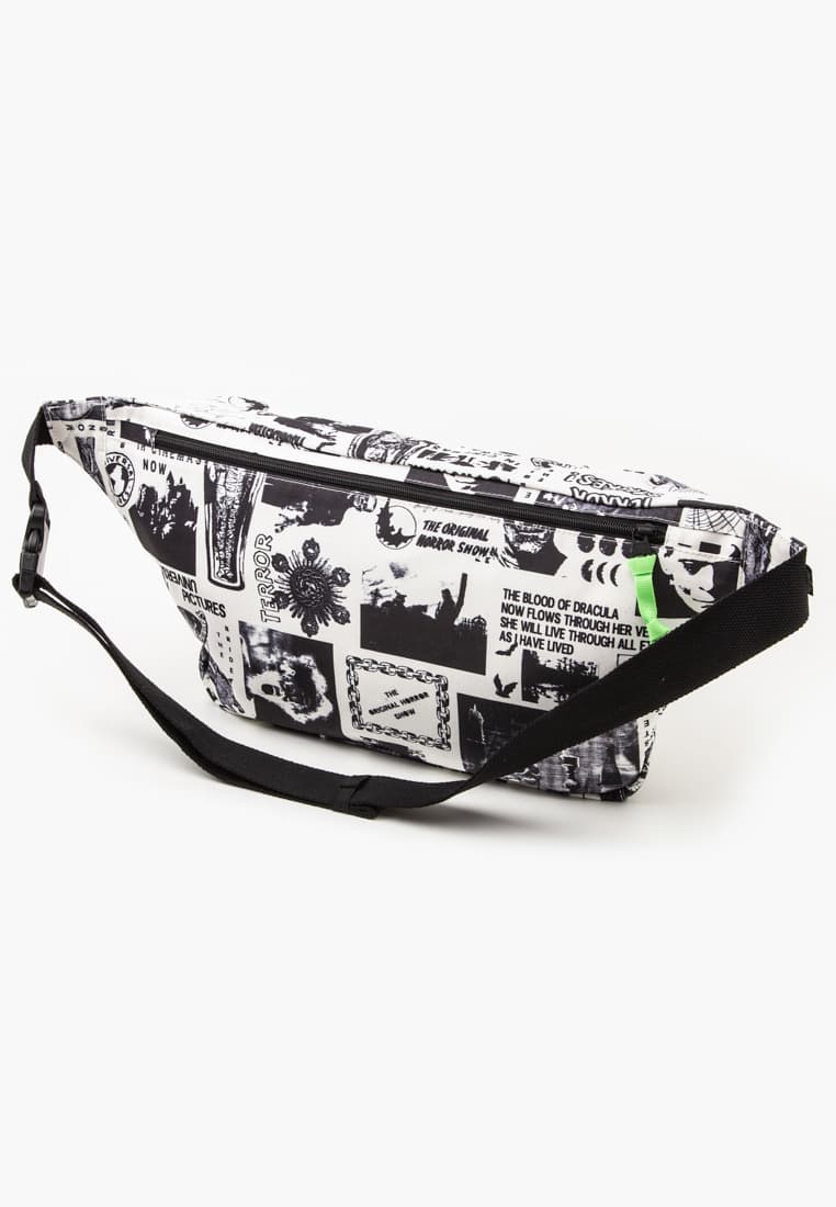 Universal Monsters x Levi's斜肩包，NT$1,890。（Levi's提供）