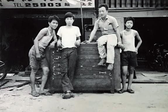 林坤言（右1）國中畢業後就到工廠當黑手學徒。（林佑嘉提供）