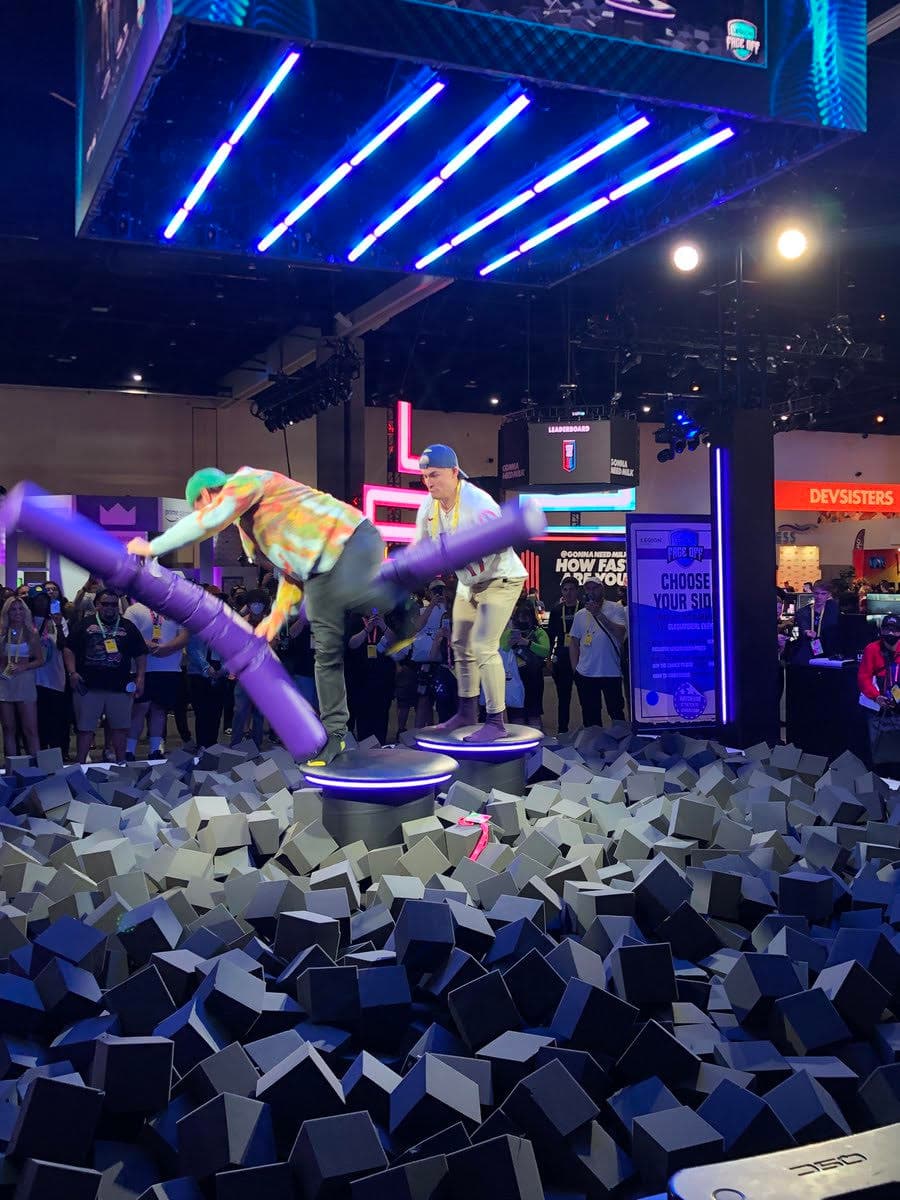 Lenovo Legion攤位參展Twitch嘉年華,舉辦1對1趣味競賽擂台。(翻攝推特@ClippyChimp)