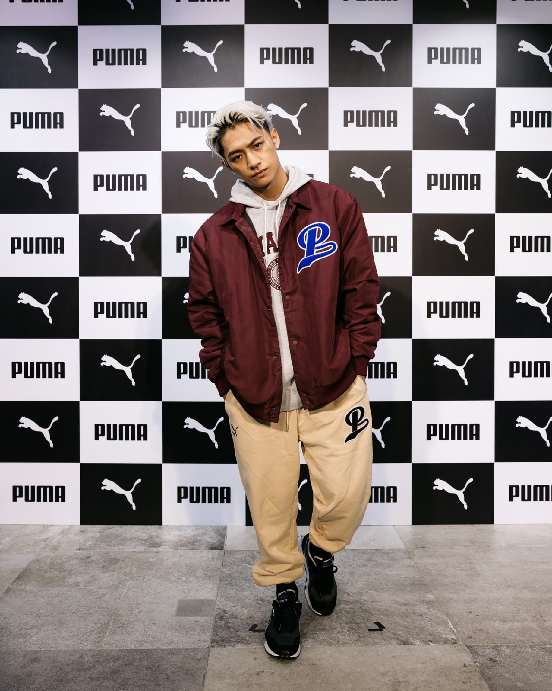 新生代饒舌歌手吳霏身著Puma T教練外套（NT$3,580）、長厚連帽T（NT$2,880）、長褲（NT$2,180）、Rider FV Ivy常春藤運動鞋（NT$2,980）。（Puma提供）