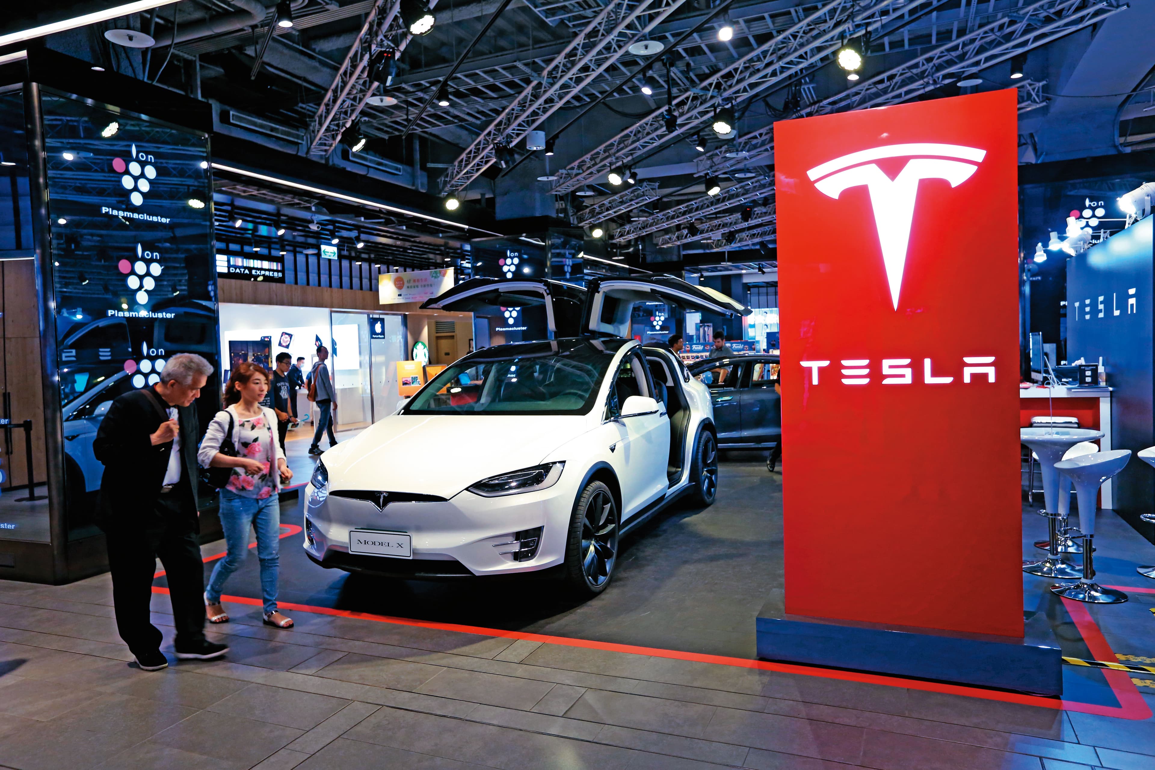 由特斯拉（Tesla）點燃的電動車浪潮在全球方興未艾，傳統車廠也紛紛急起直追。