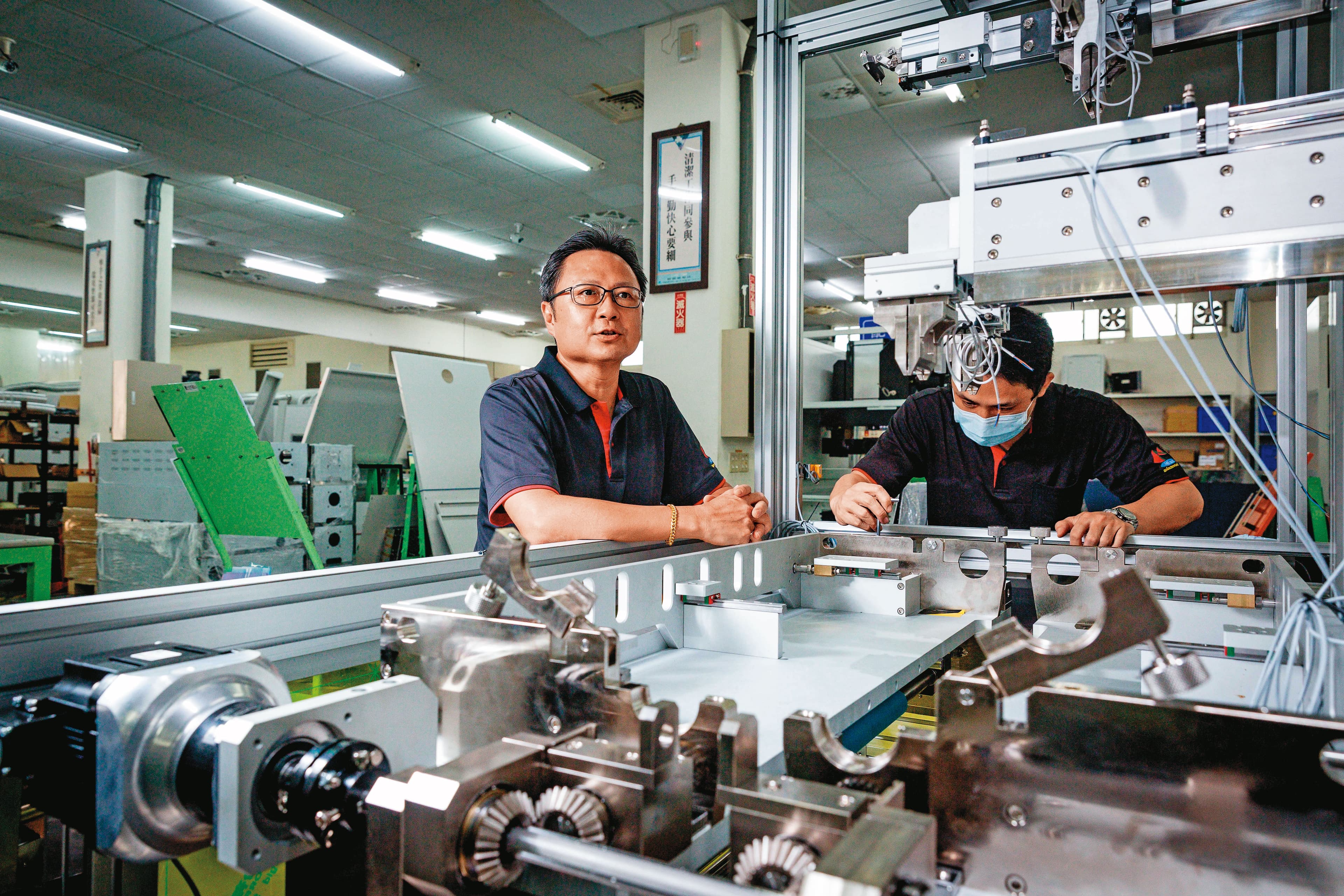 吳明致（左）強調客製化是科嶠最大優勢，在最短時間提出解決方案、滿足客戶需求，這樣的專業與服務才不容易被取代。