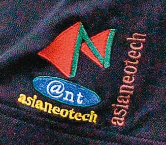 科嶠制服袖子繡著5色的公司、品牌名，是以五行相生的原理設計。