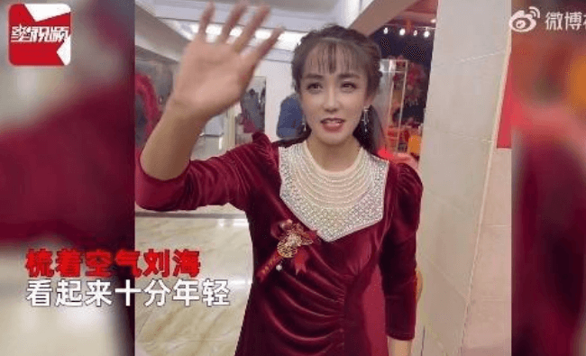年輕婆婆喜宴當天搶新娘鋒頭，網友打趣問：「婆婆單身嗎？」。（翻攝星視頻）