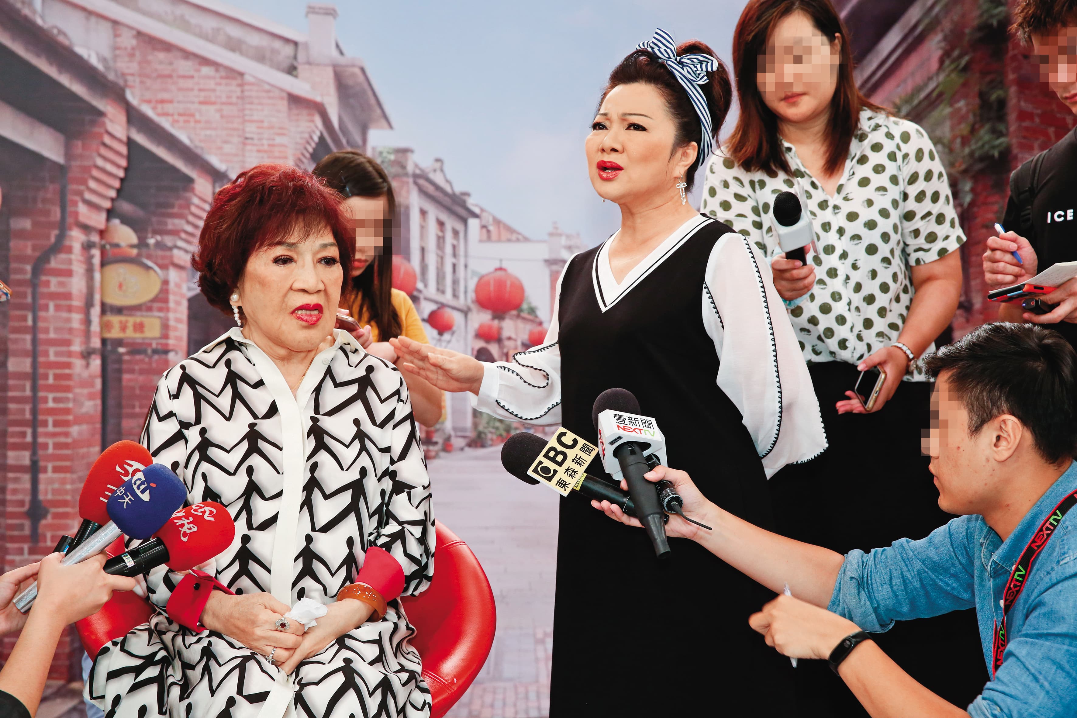 周遊（左）5年前跟李朝永婚姻告急，受邀上《冰冰秀》，一度含淚唱起〈梨花淚〉，當時更氣憤表示一定告小三。右為白冰冰。