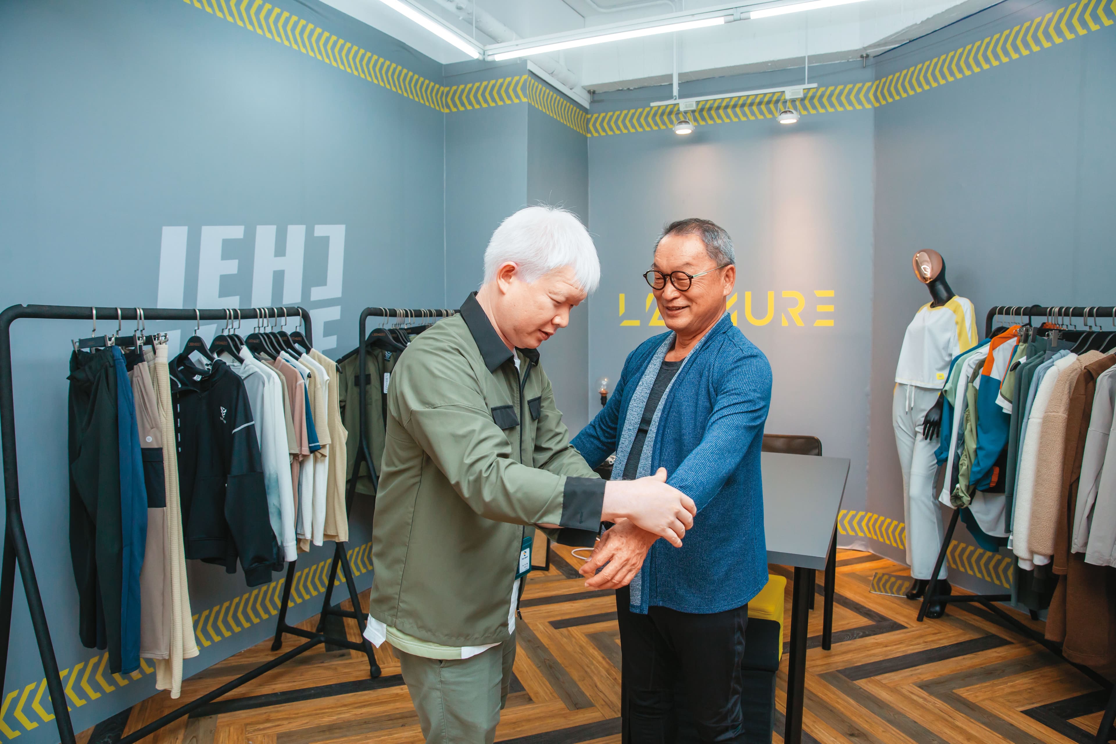 兒子林宗頤（左）雖然說話直接，會直接噹老爸，拍照時仍主動幫林瑞岳（右）捲袖子。