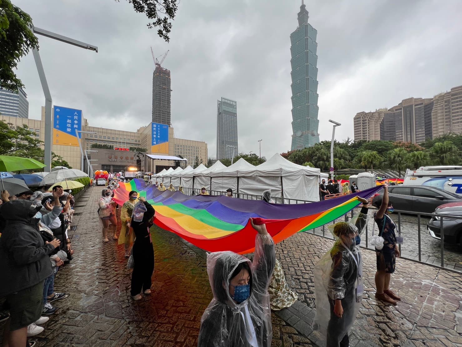 第20屆台灣同志遊行今天登場，路線從台北市政府前廣場出發，兵分南北兩路繞行。