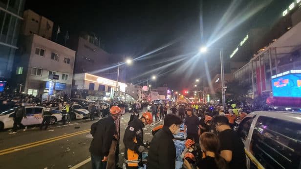 眾多警消趕往現場搶救。(翻自《朝鮮日報》)