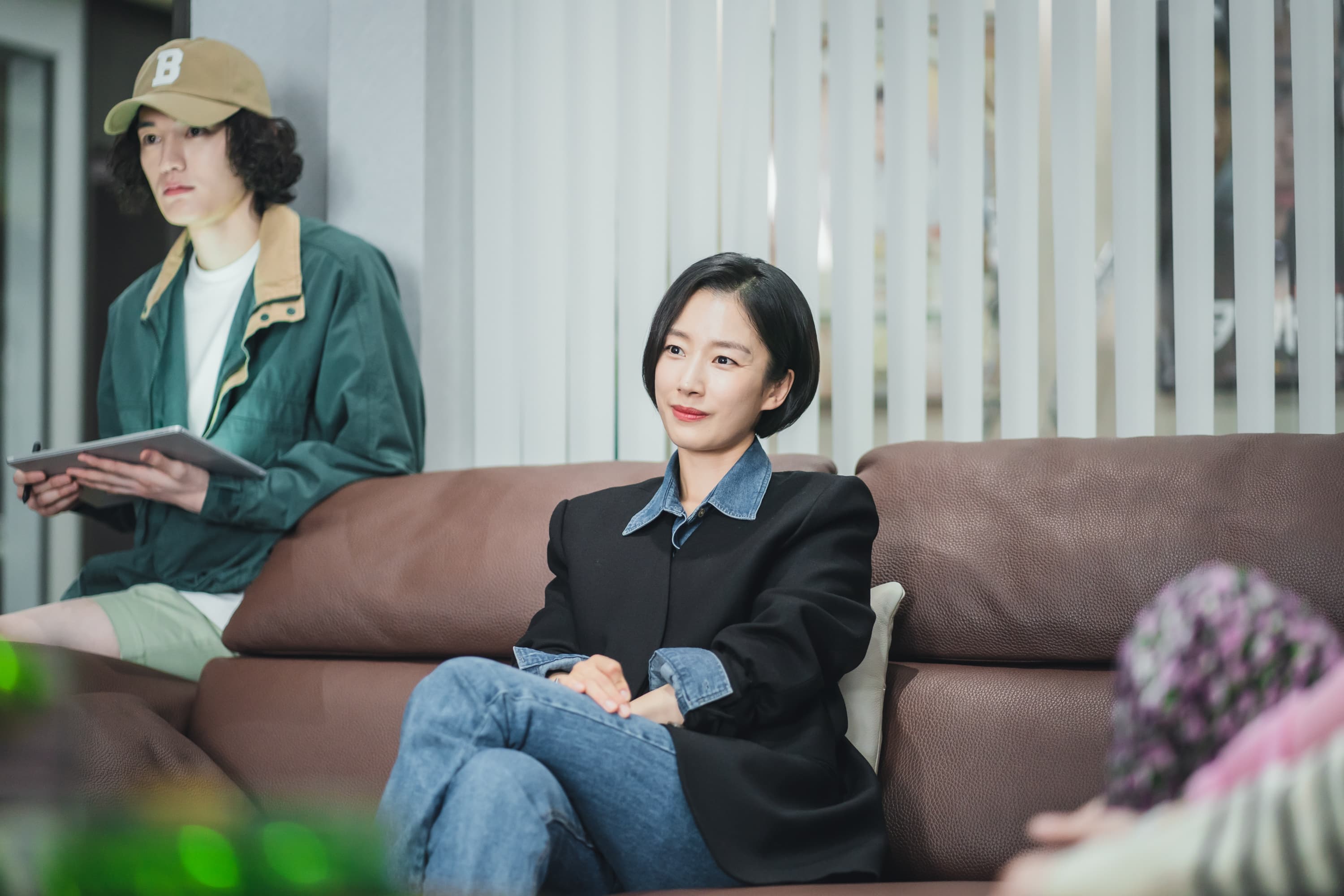 郭善英為戲剪短頭髮與穿長褲，展現工作狂的女強人魅力。（Netflix提供）