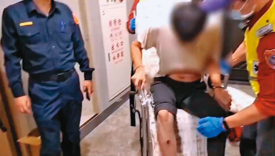 肉票被救出時滿身傷痕，警方緊急將他送醫。（警方提供）