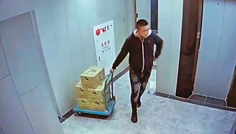 監視器拍下嫌犯用推車載運5箱水回集中營，讓警方決定攻堅。（翻攝畫面）
