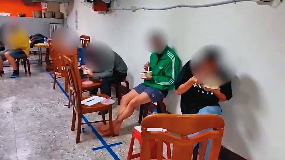 餓了很久的肉票獲救後，在警局一角大吃便當、補充體力。（警方提供）
