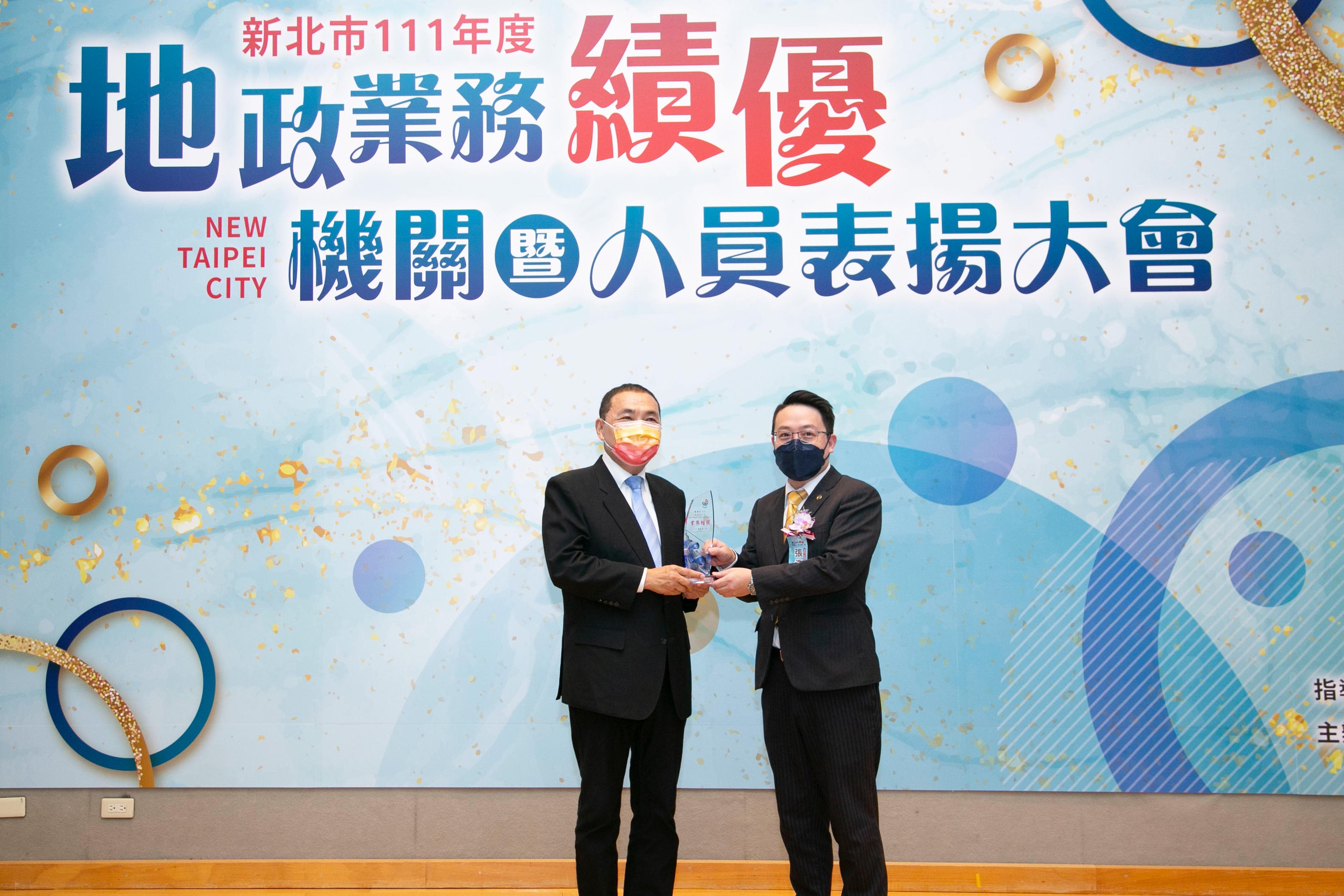 張浩仁堅持誠實服務，更提拔新進人員分享工作經驗、公益回饋社會助弱勢。