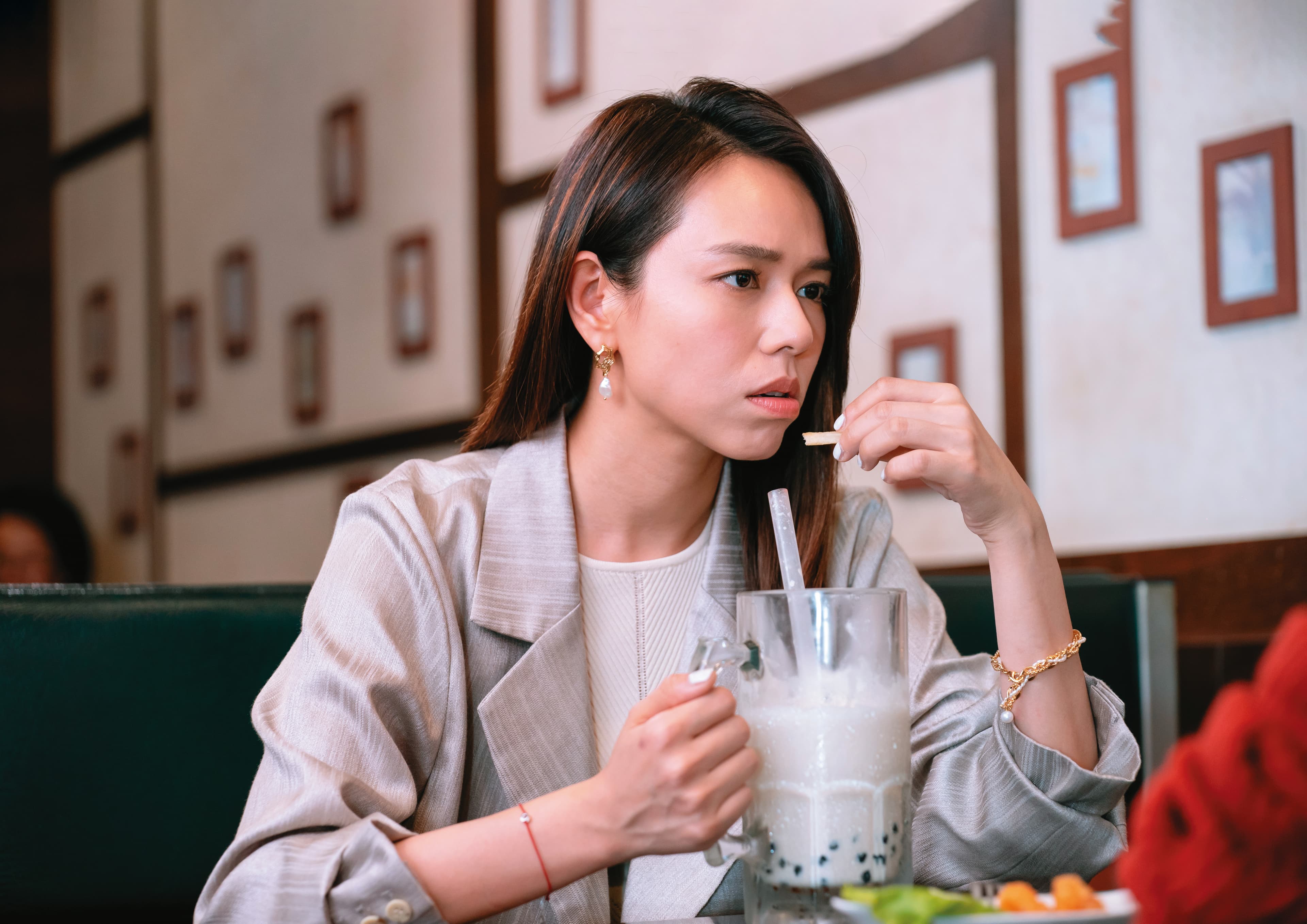 話題不斷的電視劇《台北女子圖鑑》，夏于喬飾演在台北求發展的許慧如，每回出場都秀出廣大的人脈。（Disney+提供）
