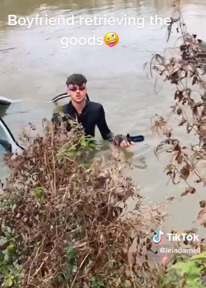 英國少女萊亞開新車載男友出遊，沒想到車子失控衝進水中，男友狼狽從水中打撈財物。（翻攝抖音@leiadarnell）