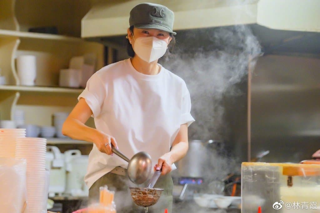 林青霞煮麵，依然充滿巨星風采。（翻攝林青霞微博）