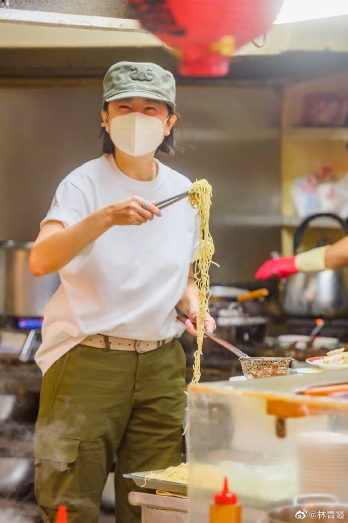 林青霞親自煮擔仔麵。（翻攝林青霞微博）