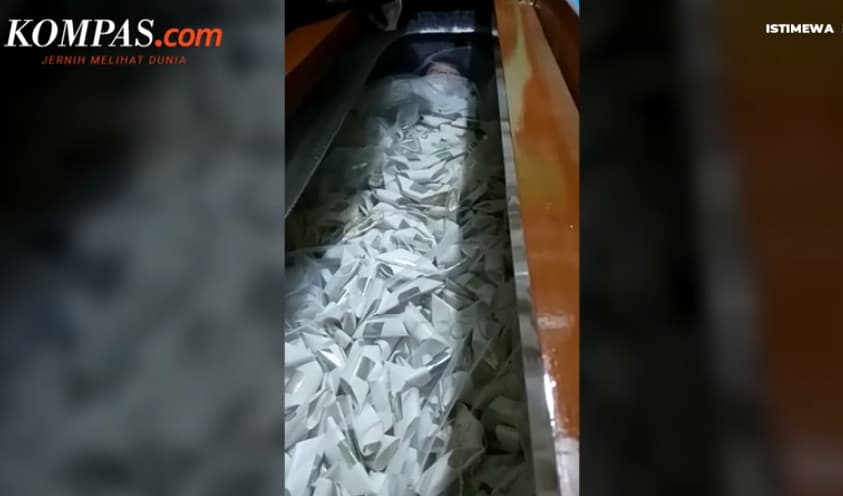 印尼雅加達一名男子服藥裝死，喪禮上躺在棺材中死狀逼真。（翻攝自Kompas.com YouTube）