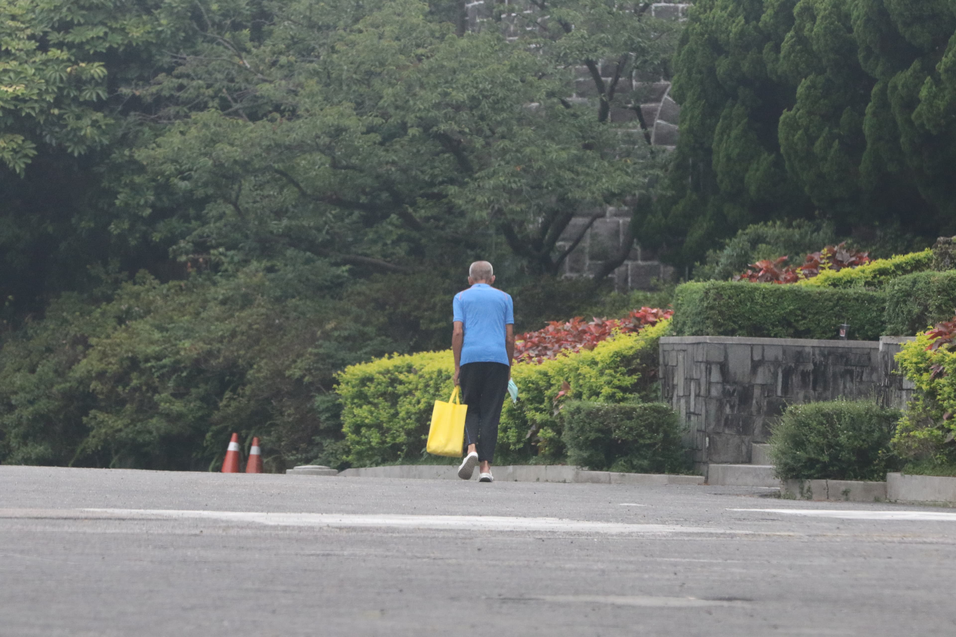 柯賜海開完後會搭捷運到劍潭站，轉搭公車到陽明山的某站下車。