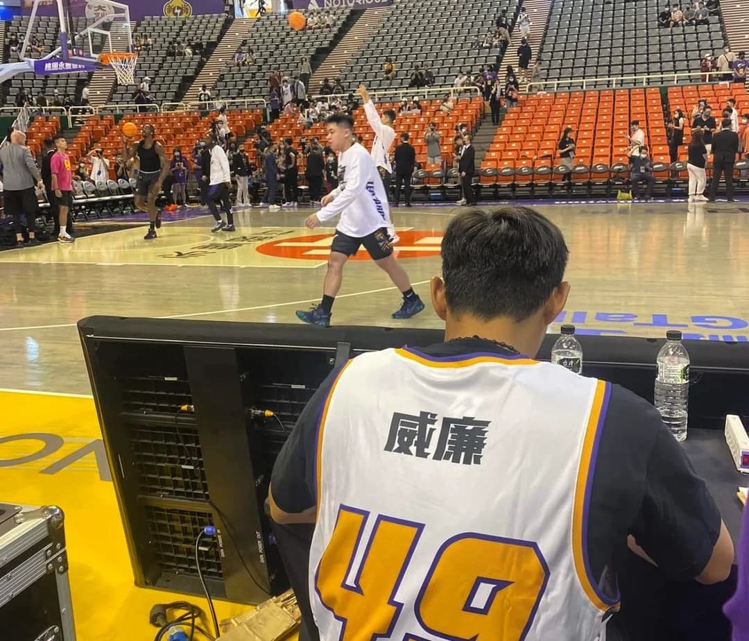 威廉因為主持霍華德來台首秀被球迷罵爆，因此連累到妻子卓君澤。（翻攝自廖威廉IG）