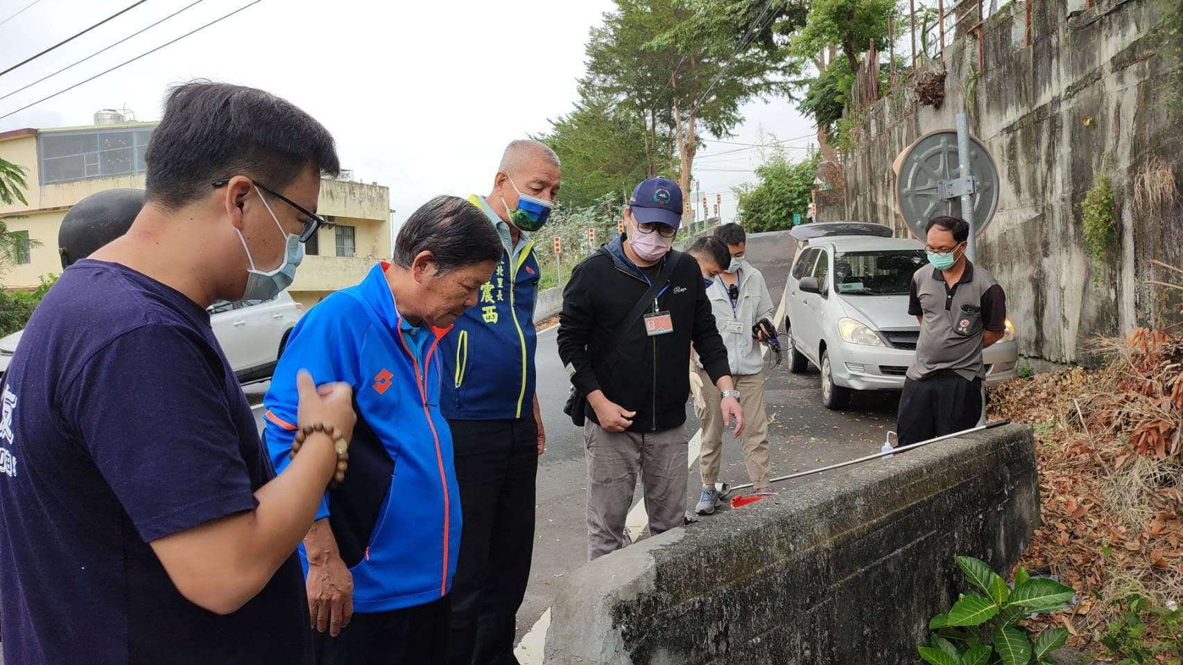 彰化縣議員曹嘉豪接獲里長曹震西通報，一同前往現場勘查。（翻攝曹嘉豪臉書）