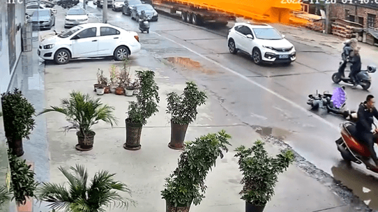 現場車水馬龍人潮多，就是沒有人願意出手救女騎士。（翻自推特）
