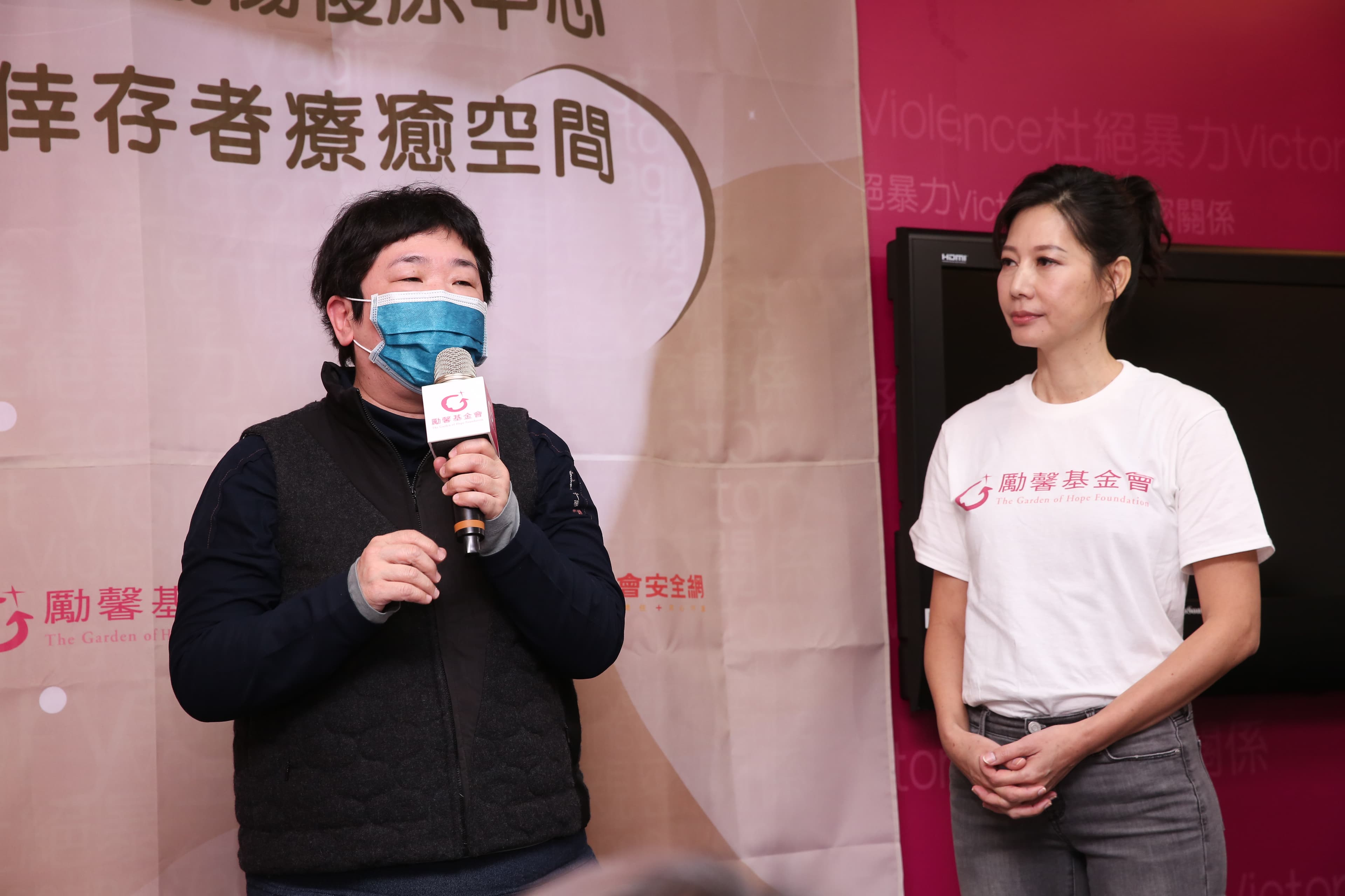 丁寧認真聆聽編劇溫郁方芳分享身邊朋友的創傷經驗。