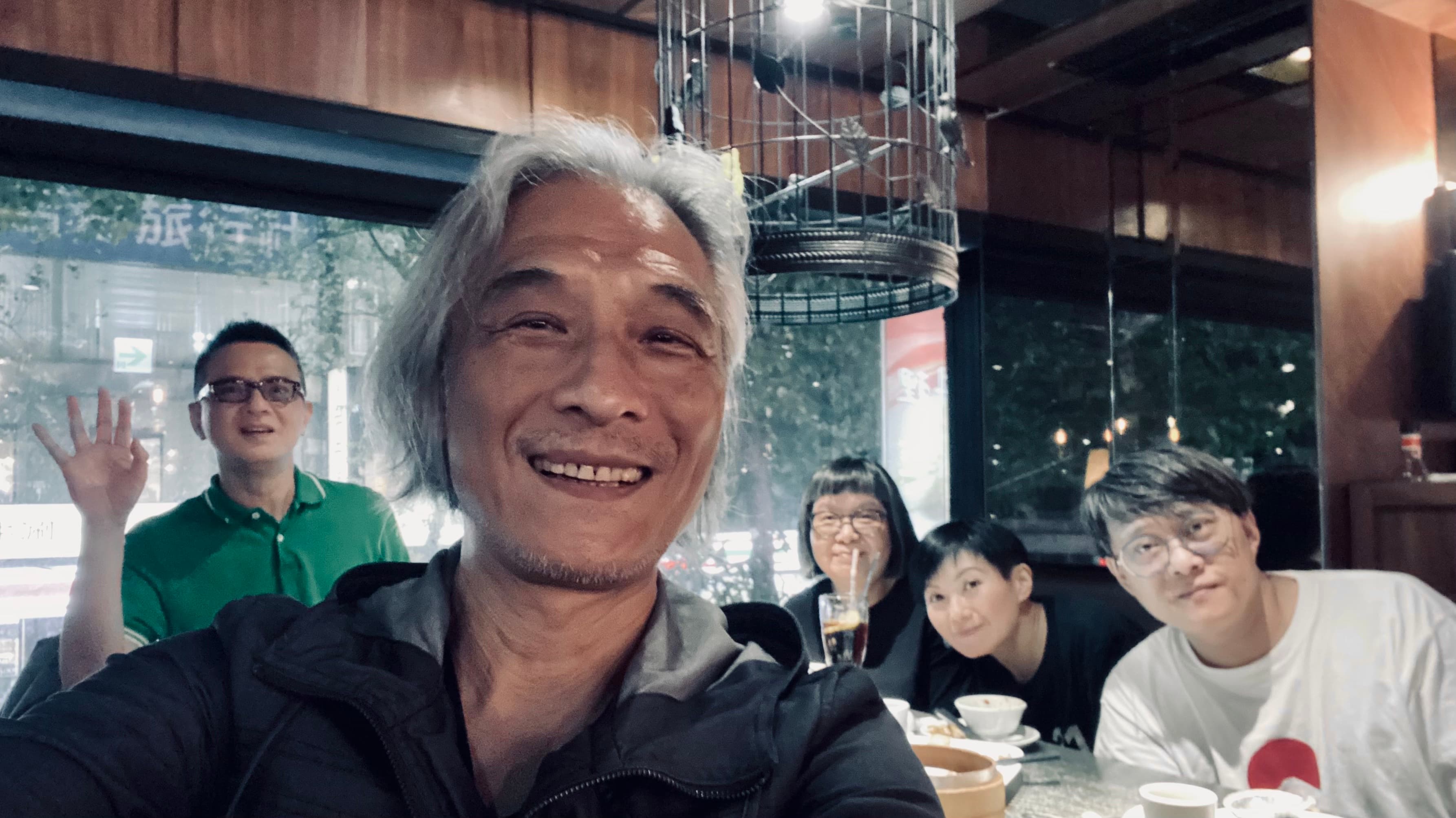 早前黃耀明與已移居台灣的「詞神」林夕、著名填詞人潘源良聚會，粉絲也敲碗要他留在台灣。（ 人山人海  提供）