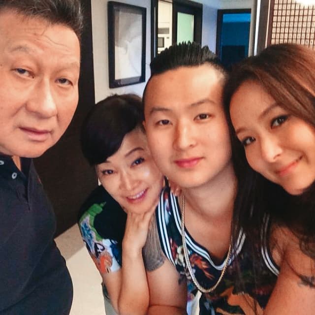 孫芸芸（右起）和弟弟Henry、媽媽與爸爸孫道存自拍，Henry跟爸爸幾乎是同個模子刻出來的。（翻攝自Henry IG）